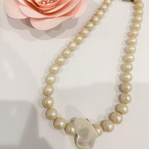 Vintage Faux pearl necklace. - Picture 1 of 9